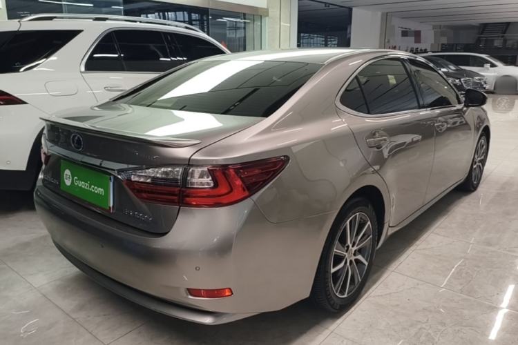 Used Lexus ES 2015 300h Comfort Edition Rear Right 45 Deg
