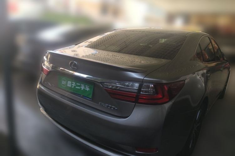 Used Lexus ES 2015 300h Comfort Edition Rear Right 45 Deg
