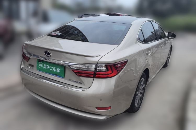 Used Lexus ES 2015 300h Comfort Edition Rear Right 45 Deg
