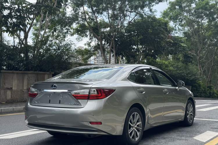 Used Lexus ES 2015 300h Comfort Edition Rear Right 45 Deg