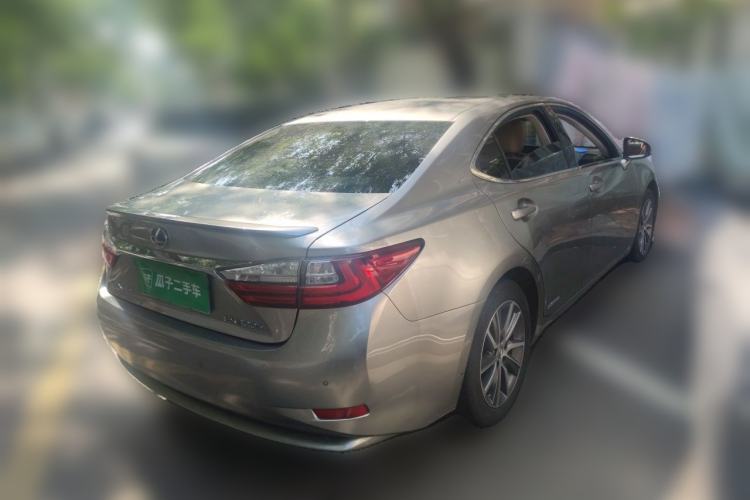 Used Lexus ES 2015 300h Comfort Edition Rear Right 45 Deg
