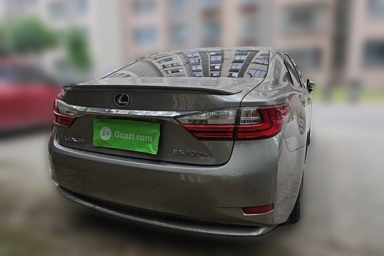 Used Lexus ES 2015 300h Comfort Edition Rear Right 45 Deg