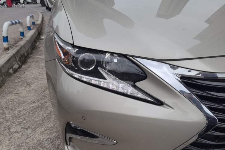 Used Lexus ES 2015 300h Comfort Edition Right Front Headlight