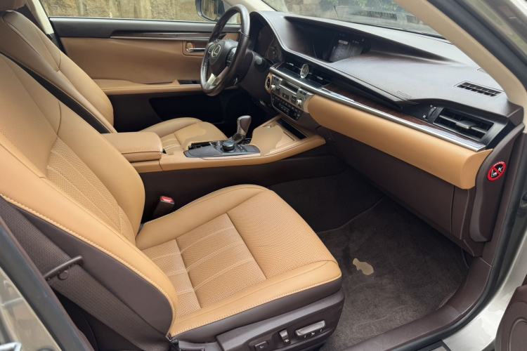 Used Lexus ES 2015 300h Comfort Edition Right Front Seat