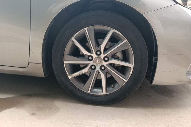 Used Lexus ES 2015 300h Comfort Edition Right Front Wheel Hub
