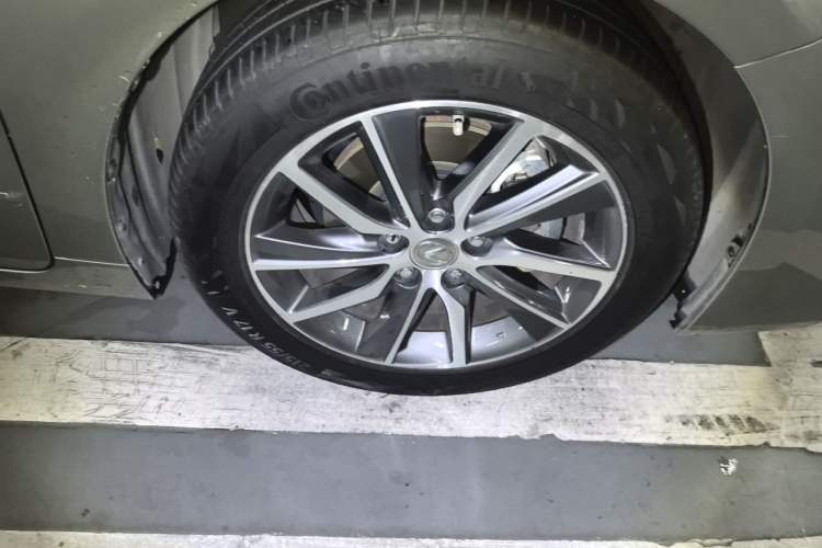 Used Lexus ES 2015 300h Comfort Edition Right Front Wheel Hub