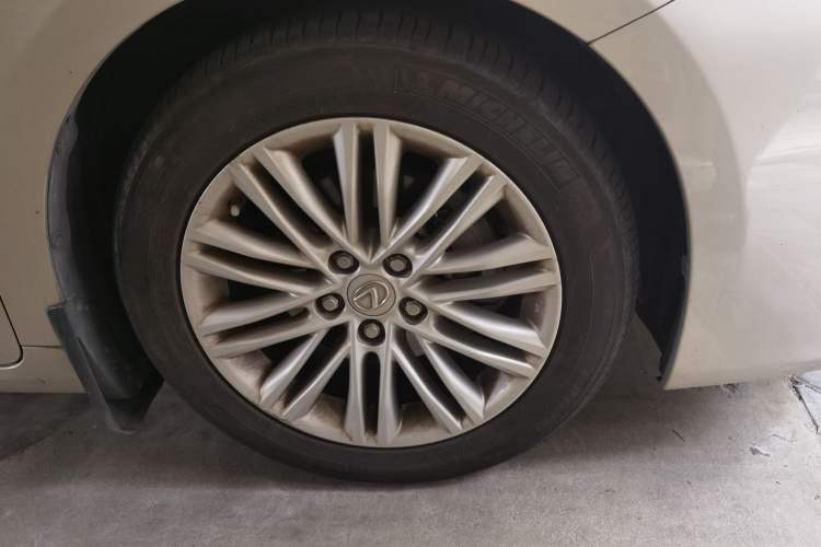 Used Lexus ES 2015 200 Comfort Edition Right Front Wheel Hub