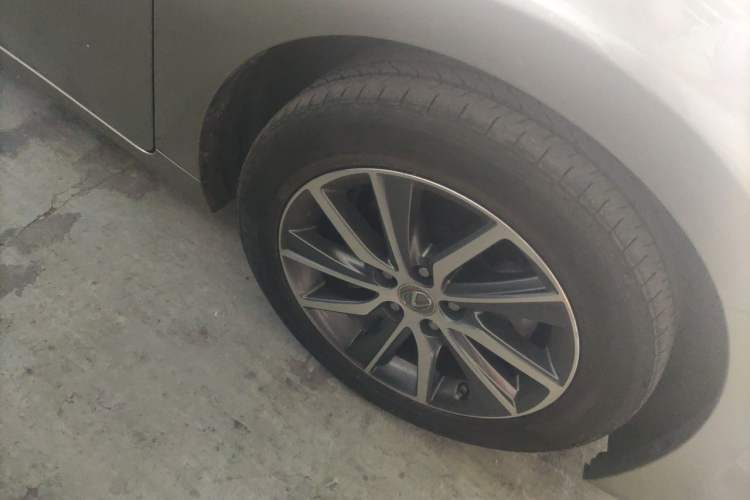 Used Lexus ES 2015 300h Comfort Edition Right Front Wheel Hub
