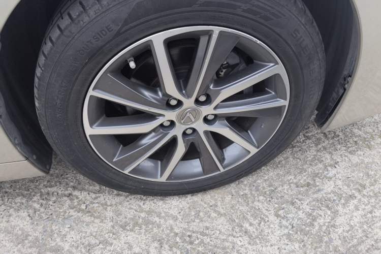 Used Lexus ES 2015 300h Comfort Edition Right Front Wheel Hub