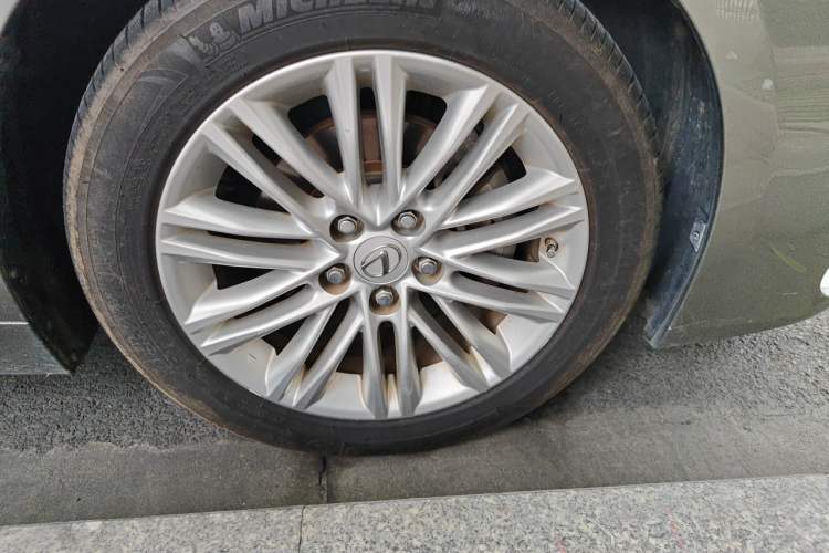 Used Lexus ES 2015 200 Elite Edition Right Front Wheel Hub