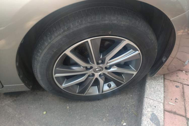 Used Lexus ES 2015 300h Comfort Edition Right Front Wheel Hub