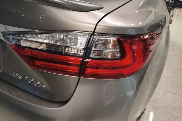 Used Lexus ES 2015 300h Comfort Edition Right Rear Taillight