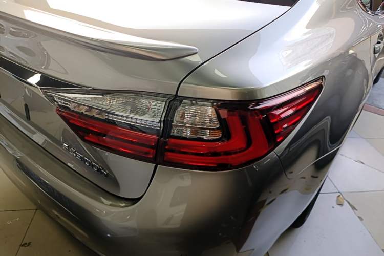 Used Lexus ES 2015 300h Comfort Edition Right Rear Taillight