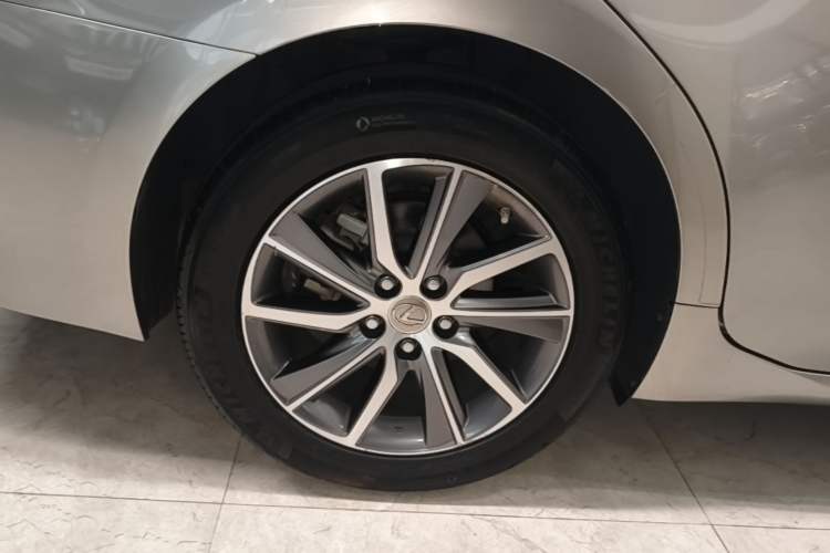Used Lexus ES 2015 300h Comfort Edition Right Rear Wheel Hub