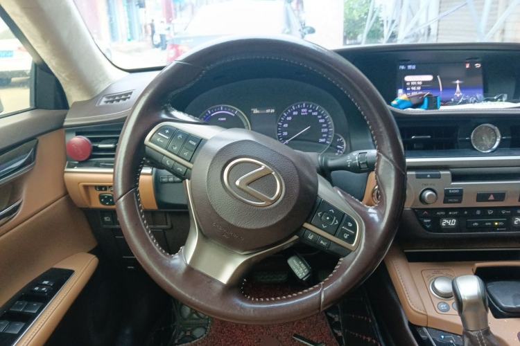Used Lexus ES 2015 300h Comfort Edition Steering Wheel