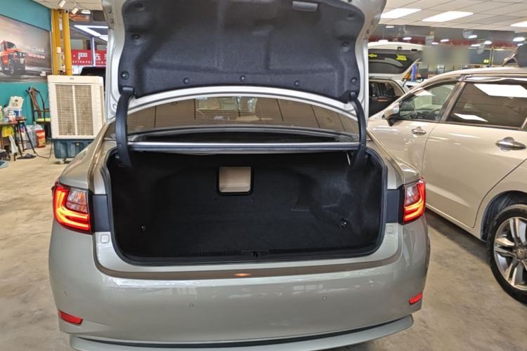 Used Lexus ES 2015 200 Elite Edition Trunk