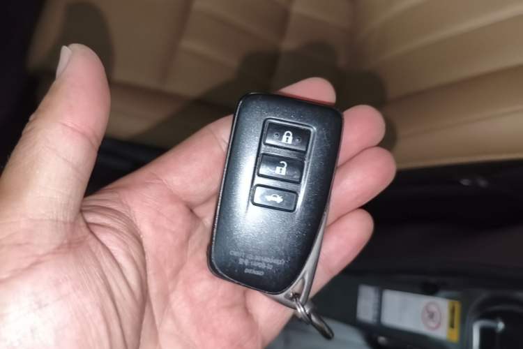 Used Lexus ES 2015 300h Comfort Edition Vehicle Key