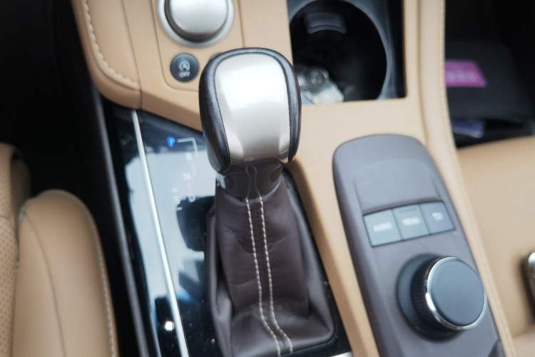 Used Lexus ES 2015 200 Elite Edition Gear Lever