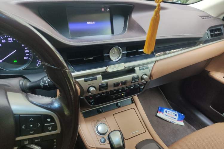 Used Lexus ES 2015 300h Comfort Edition Audio And AC Panel