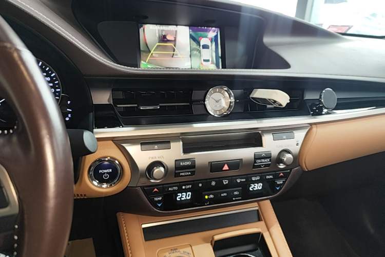 Used Lexus ES 2015 300h Comfort Edition Audio And AC Panel