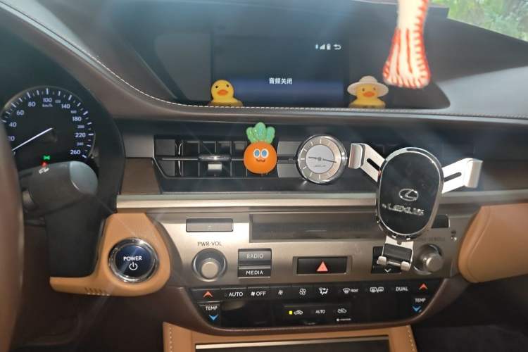 Used Lexus ES 2015 300h Comfort Edition Audio And AC Panel