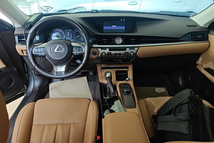 Used Lexus ES 2015 300h Comfort Edition Center Console