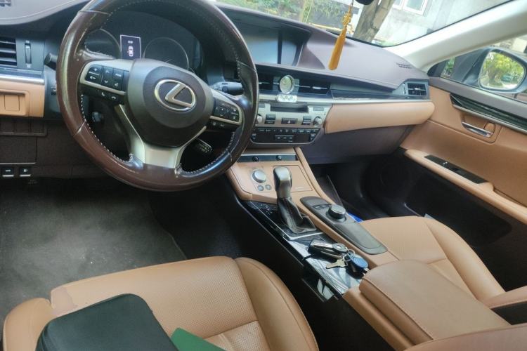 Used Lexus ES 2015 300h Comfort Edition Center Console