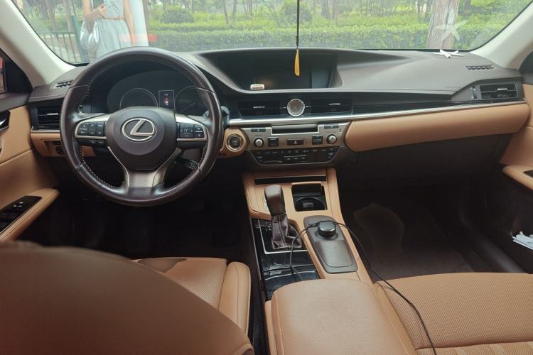 Used Lexus ES 2015 200 Comfort Edition Center Console