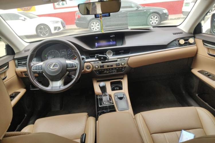 Used Lexus ES 2015 200 Elite Edition Center Console