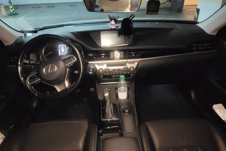 Used Lexus ES 2015 300h Comfort Edition Center Console