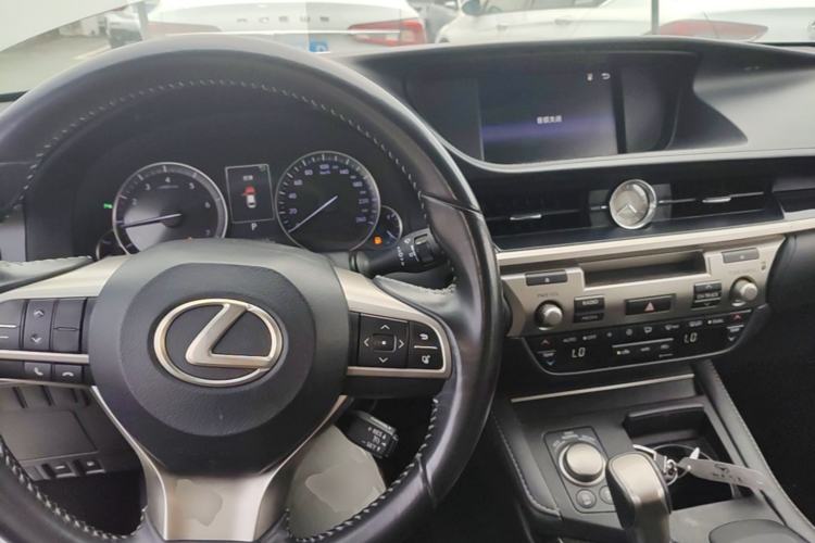 Used Lexus ES 2015 200 Elite Edition Center Console