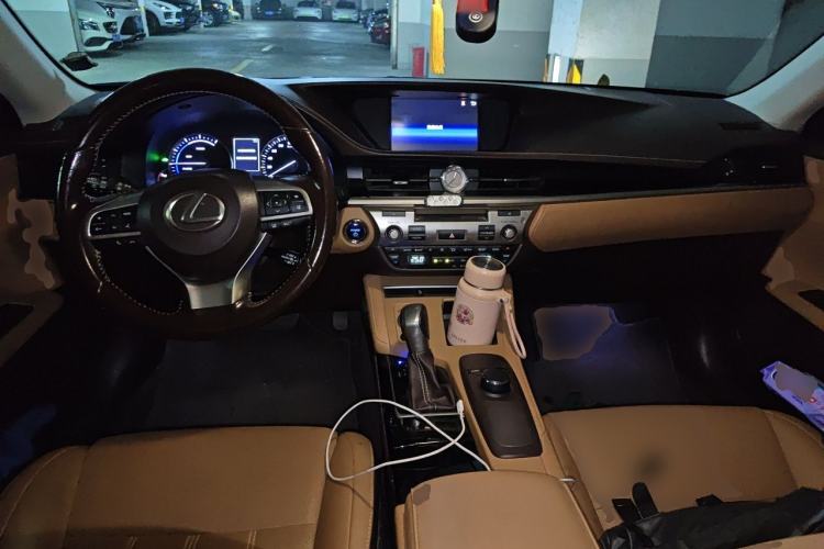 Used Lexus ES 2015 300h Comfort Edition Center Console