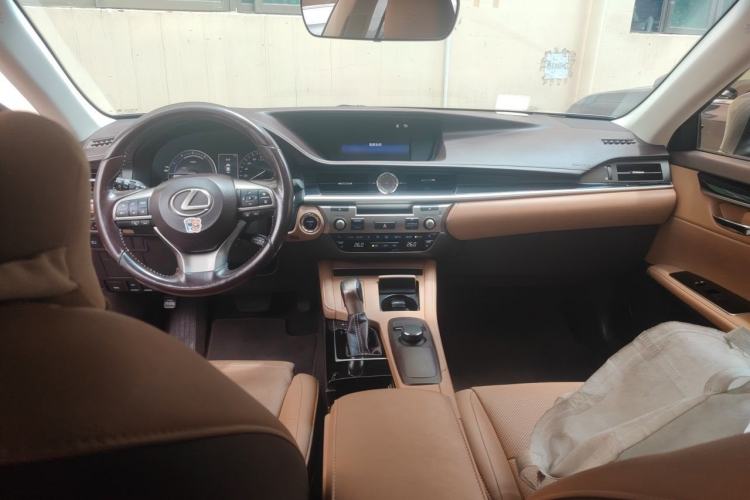Used Lexus ES 2015 300h Comfort Edition Center Console