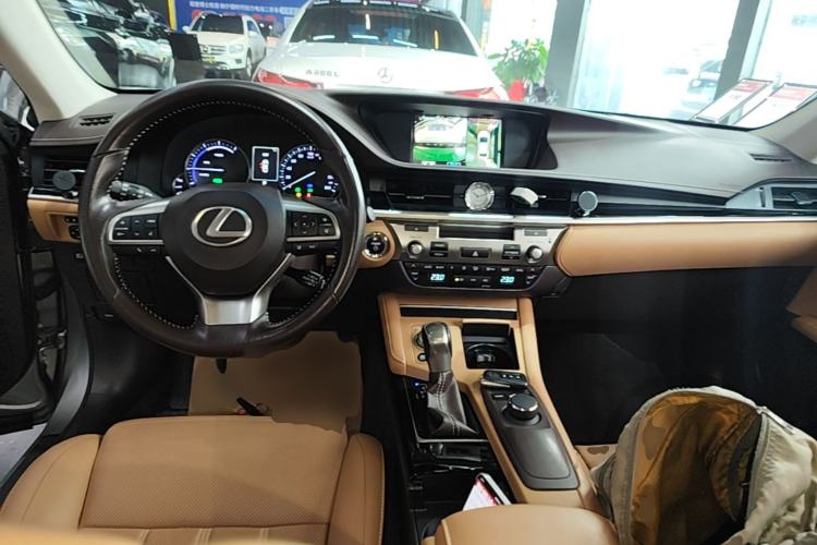 Used Lexus ES 2015 300h Comfort Edition Center Console