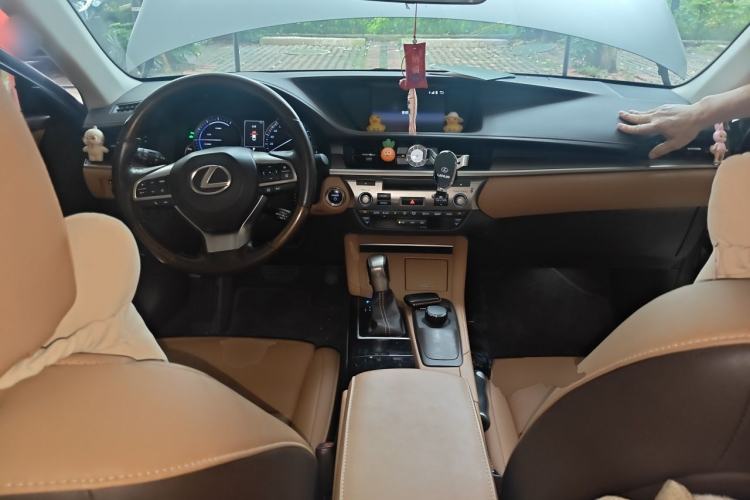 Used Lexus ES 2015 300h Comfort Edition Center Console
