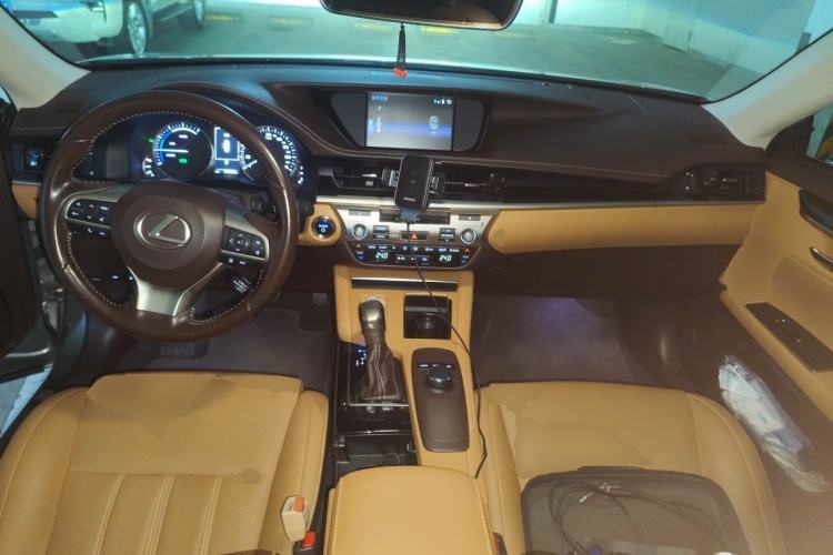 Used Lexus ES 2015 300h Comfort Edition Center Console