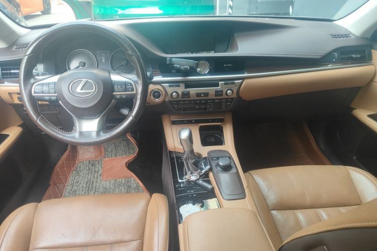 Used Lexus ES 2015 300h Luxury Edition Center Console