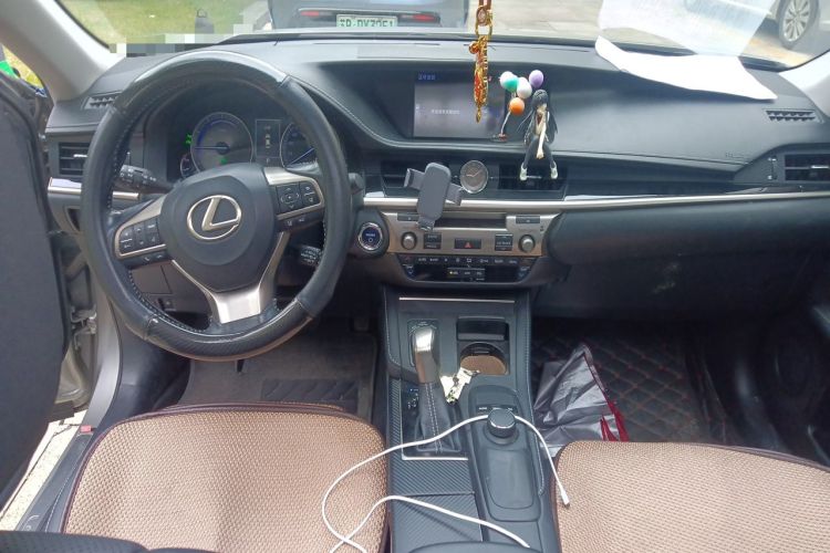 Used Lexus ES 2015 300h Comfort Edition Center Console