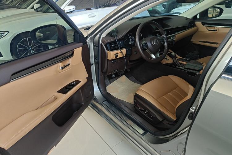 Used Lexus ES 2015 300h Comfort Edition Driver Seat