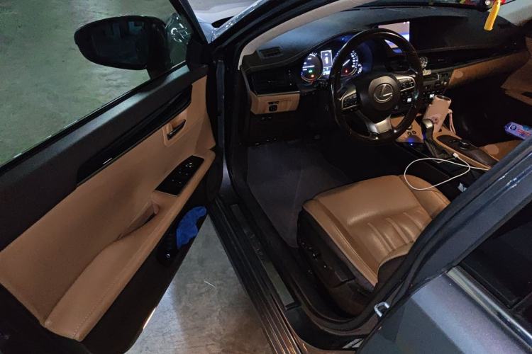 Used Lexus ES 2015 300h Comfort Edition Driver Seat