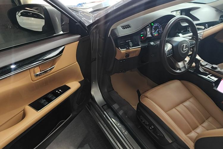 Used Lexus ES 2015 300h Comfort Edition Driver Seat