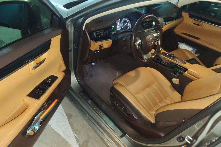 Used Lexus ES 2015 300h Comfort Edition Driver Seat