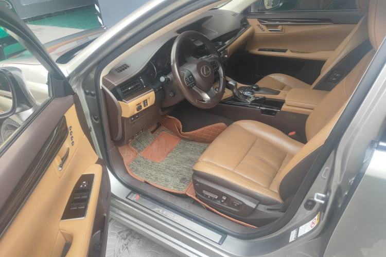 Used Lexus ES 2015 300h Luxury Edition Driver Seat