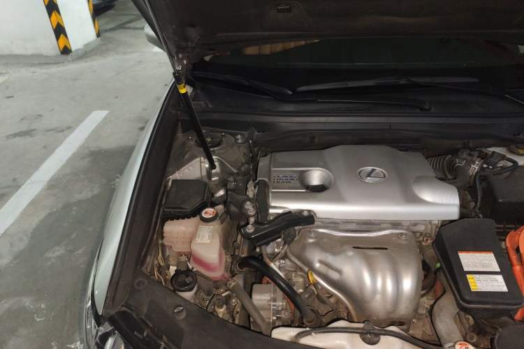 Used Lexus ES 2015 300h Comfort Edition Engine Bay Right