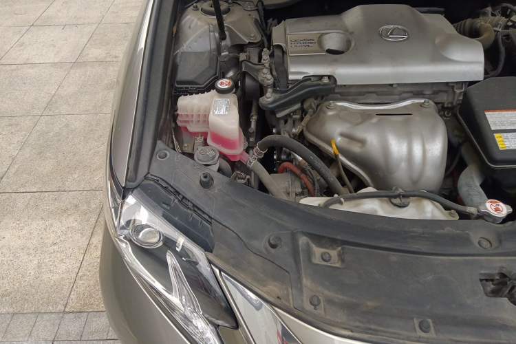 Used Lexus ES 2015 300h Comfort Edition Engine Bay Right
