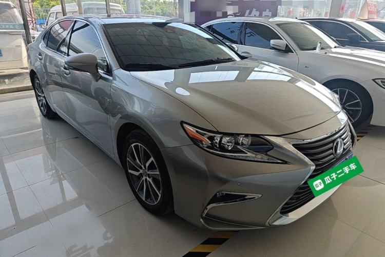 Used Lexus ES 2015 300h Comfort Edition Front Right 45 Deg