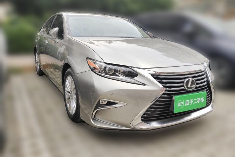 Used Lexus ES 2015 200 Elite Edition Front Right 45 Deg