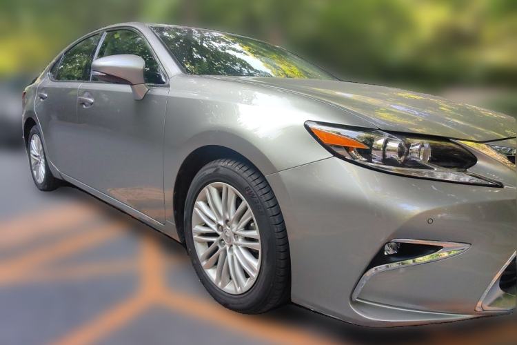 Used Lexus ES 2015 200 Elite Edition Front Right 45 Deg