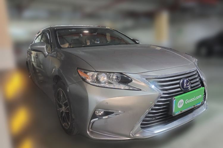 Used Lexus ES 2015 300h Comfort Edition Front Right 45 Deg