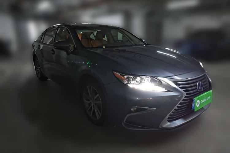 Used Lexus ES 2015 300h Comfort Edition Front Right 45 Deg
